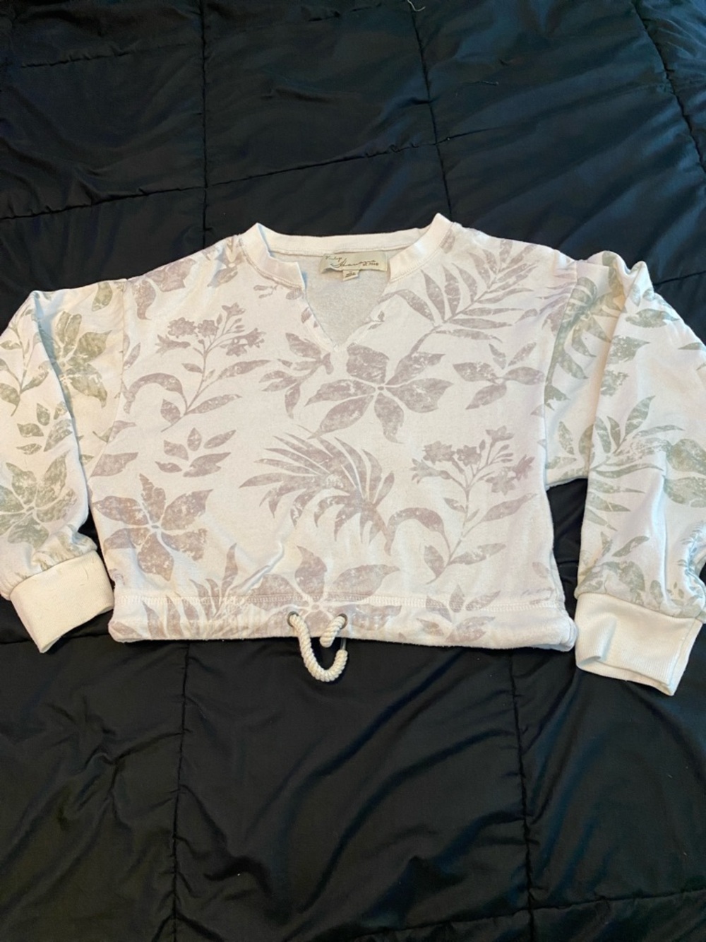 Vintage Havana Cropped Soft V-neck Sweatshirt. Size M